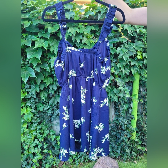 Cupcakes and Cashmere Floral Dress - Picture 3 of 3